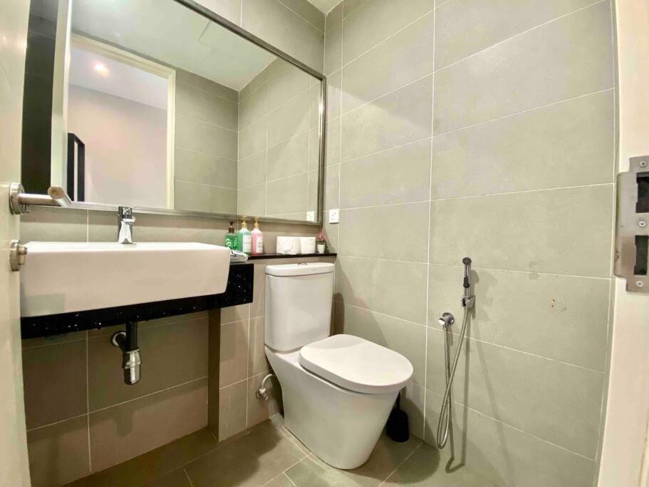 Tropicana 218 Macalister #Wondercolor #Infinity Pool #Georgetown #5Pax #2Br 2Bath #1King 1Queen 1Single #Quality Well Maintained #Private Host Exterior photo